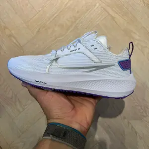 NIKE AIR ZOOM PEGASUS 40 BLANCO PLATA