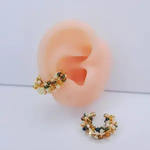 EARCUFF TEJIDO DORADAS, NEGRAS Y BLANCAS