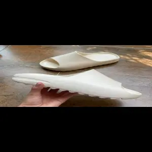 Sandalia yezzy unicolor