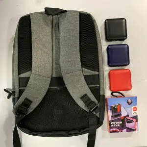 COMBO MORRAL 20100 GRIS + POWERBANK PB11