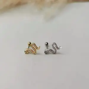 pircing de serpientes cruzadas