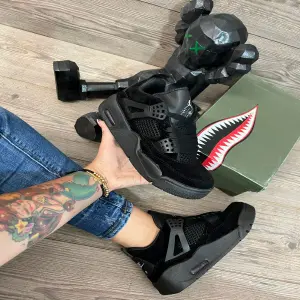 BOTA JORDAN RETRO 4