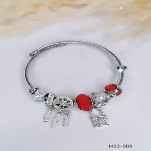 PANDORA DORADA CANDADO ROJO