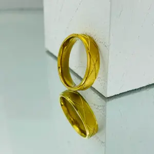 ANILLO DORADO LINEAS