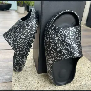 Sandalia Yezzy Estampada