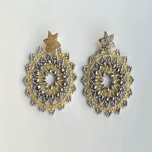 aretas tejidas en gris en estrella