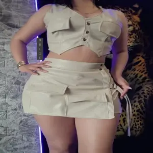 falda corta tipo cuero