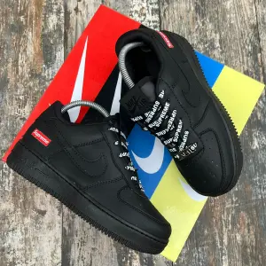 NIKE FOR SUPREME DAMA Y CABALLERO_NEGRO