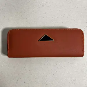 Billetera broche triángulo