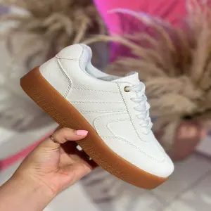 Tenis blancos suela café
