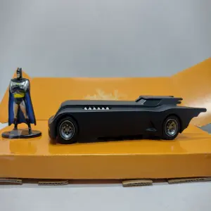 BATMOBILE & BATMAN CAPA AZUL anime