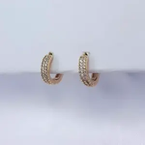 CANDONGA DORADA CON ZIRCONES