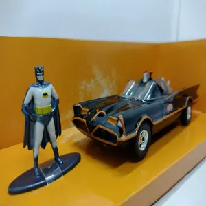 CLASIC TV SERIES BATMOBILE & BATMAN