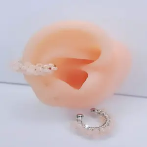 EARCUFF PLATEADO TEJIDO PERLAS ROSA