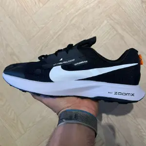 NIKE ZOOMX NEGRO