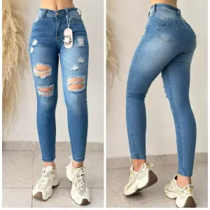JEANS LEVANTA  COLA CON HUECOS DAMA