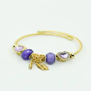PANDORA DORADA DE PIEDRAS MORADAS
