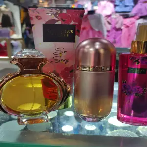 KIT 06 MADRE 2 PERFUMES + CREMA + SPLAHS