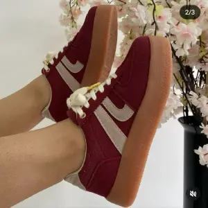 Tenis rojos suela café