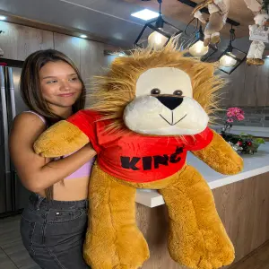 Peluche de León Gigante con Camisa: ¡El Rey de la Selva en tu Casa! - Peluche de león con camisa 1m