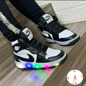 BOTA JORDAN LUCES KIDS