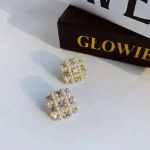 Aretes Cuadrados Brillantes Triki