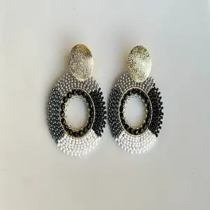 ARETA TEJIDA NEGRO Y BLANCO
