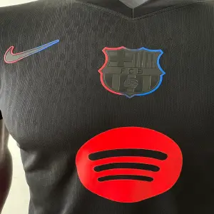 CAMISETA BARCELONA PLAYER NEGRA 2025,