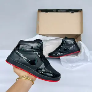 BOTA NIKE RETRO CHAROL