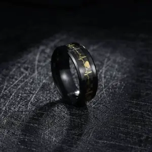 ANILLO NEGRO CON DISEÑO DE CORAZÓN DORAD