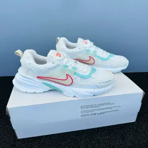 DEPORTIVPO  NIKE ARAÑA