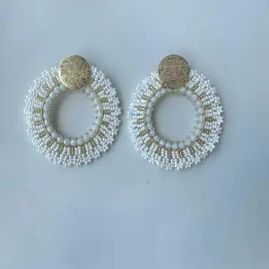 ARETA TEJIDA EN BLANCO