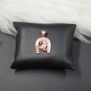 DIJE CABALLO ROSADO PIEDRAS BLANCAS