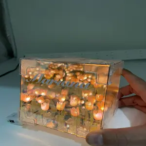 CUBO TULIPANES INFINITOS MARCADO: Un toque de elegancia para tu hogar - CUBO TULIPANES INFINITOS MARCADO