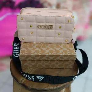 BOLSO MANOS LIBRE GUESS DAYKI