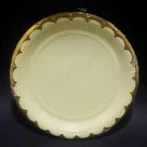 PLATO AMARILLO CLARITO BORDE DORADO 18C