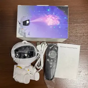 Astronauta proyector sentado