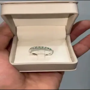Anillo Plata sin fin con 6 Esmeraldas
