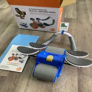 Rueda abdominal automática con pantalla