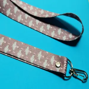 Lanyard plagas langostas gris