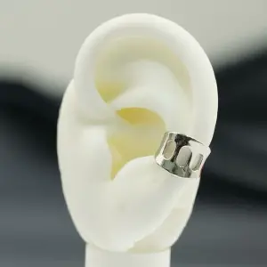 EARCUFF PLATEADO HUECOS