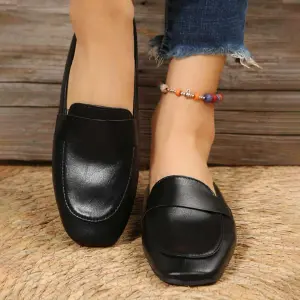 Mules Negras Planas con Punta Cuadrada