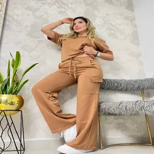 Conjunto blusón bota campana cargo