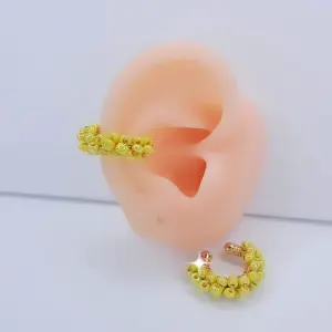 EARCUFF DORADO TEJIDO PERLAS AMARILLAS