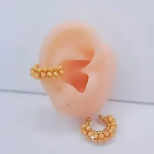 EARCUFF DORADO TEJIDO PERLAS CREMA