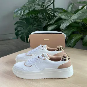 Tenis altos blancos con animal print