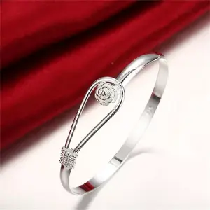 PULSERA EN PLATA CON DIJE DE ROSA