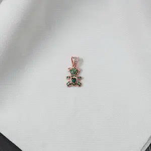 DIJE OSITO ROSADO PIEDRAS VERDES