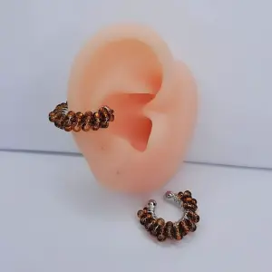 EARCUFF PLATEADO TEJIDO PERLAS MARRON