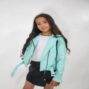 Chaqueta en cuero textil para niña H60A